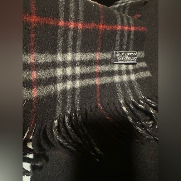 Vintage Burberry Classic Black and Red Plaid Scarf 100% lambs wool(unisex) - Picture 6 of 7